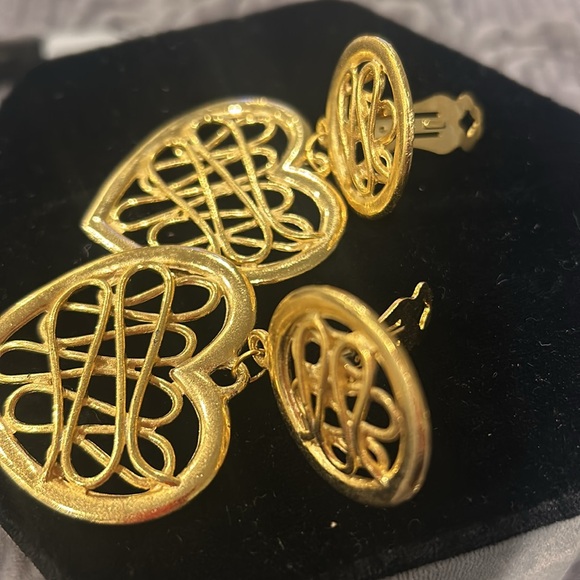 Vintage Matte Gold Leslie Block Heart Drop Clip on Earrings-Boutique - Picture 5 of 6